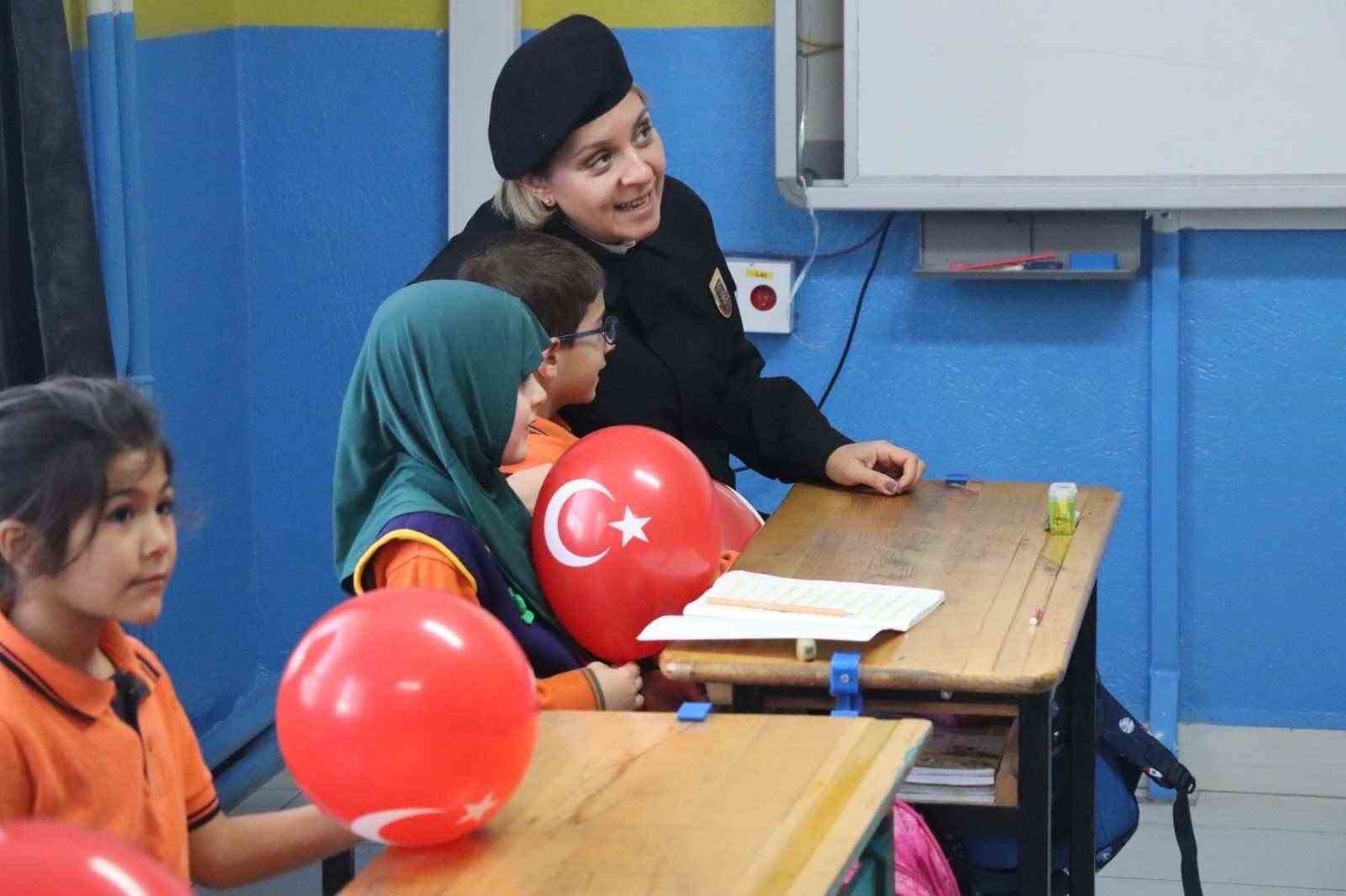 Jandarmadan ilkokula 29 Ekim sürprizi: Miniklerle sınıflar süslendi — görsel 2