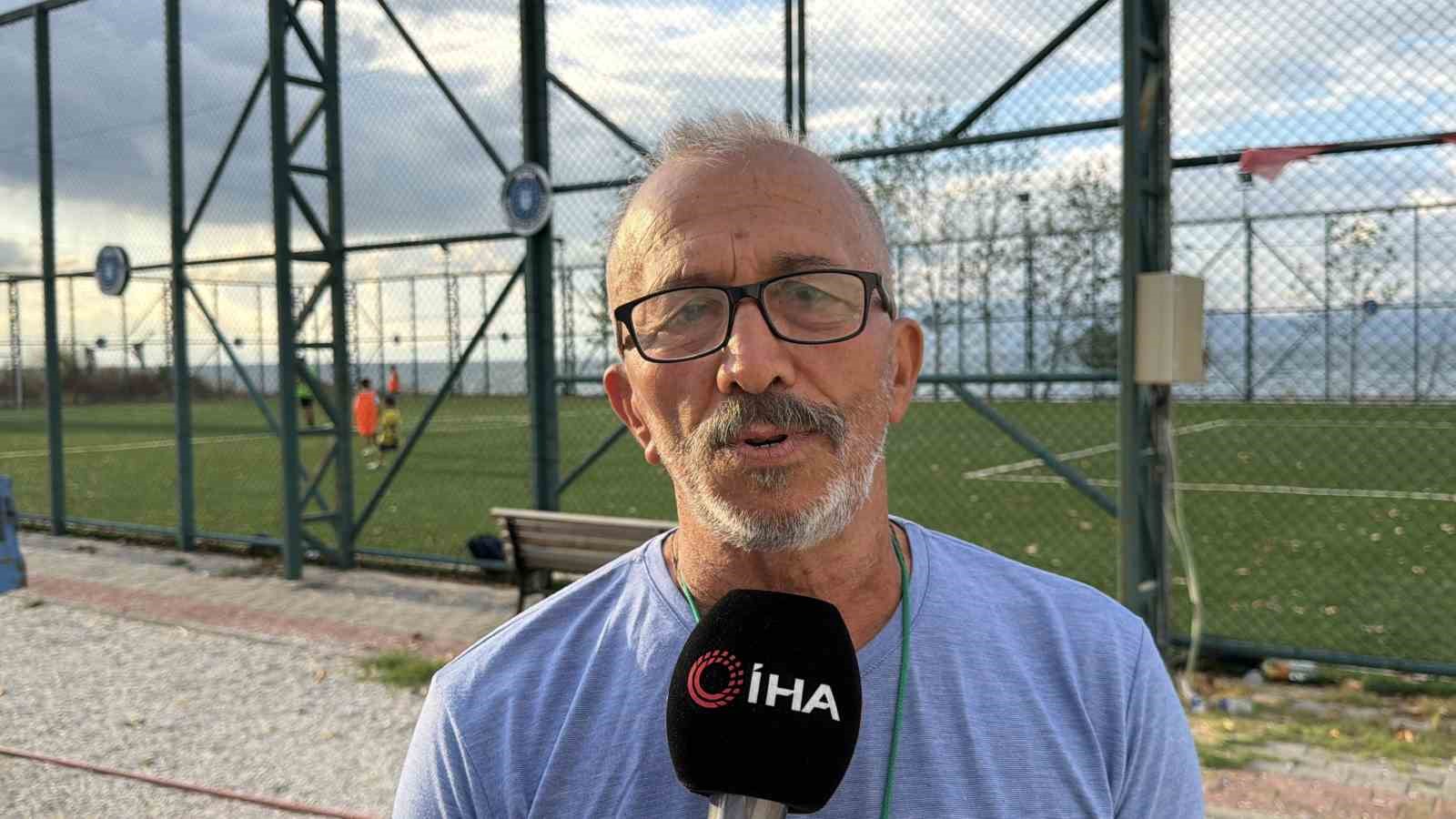 71 yaşında traktörüyle çocukları toplayıp antrenmana taşıyor.. — görsel 7