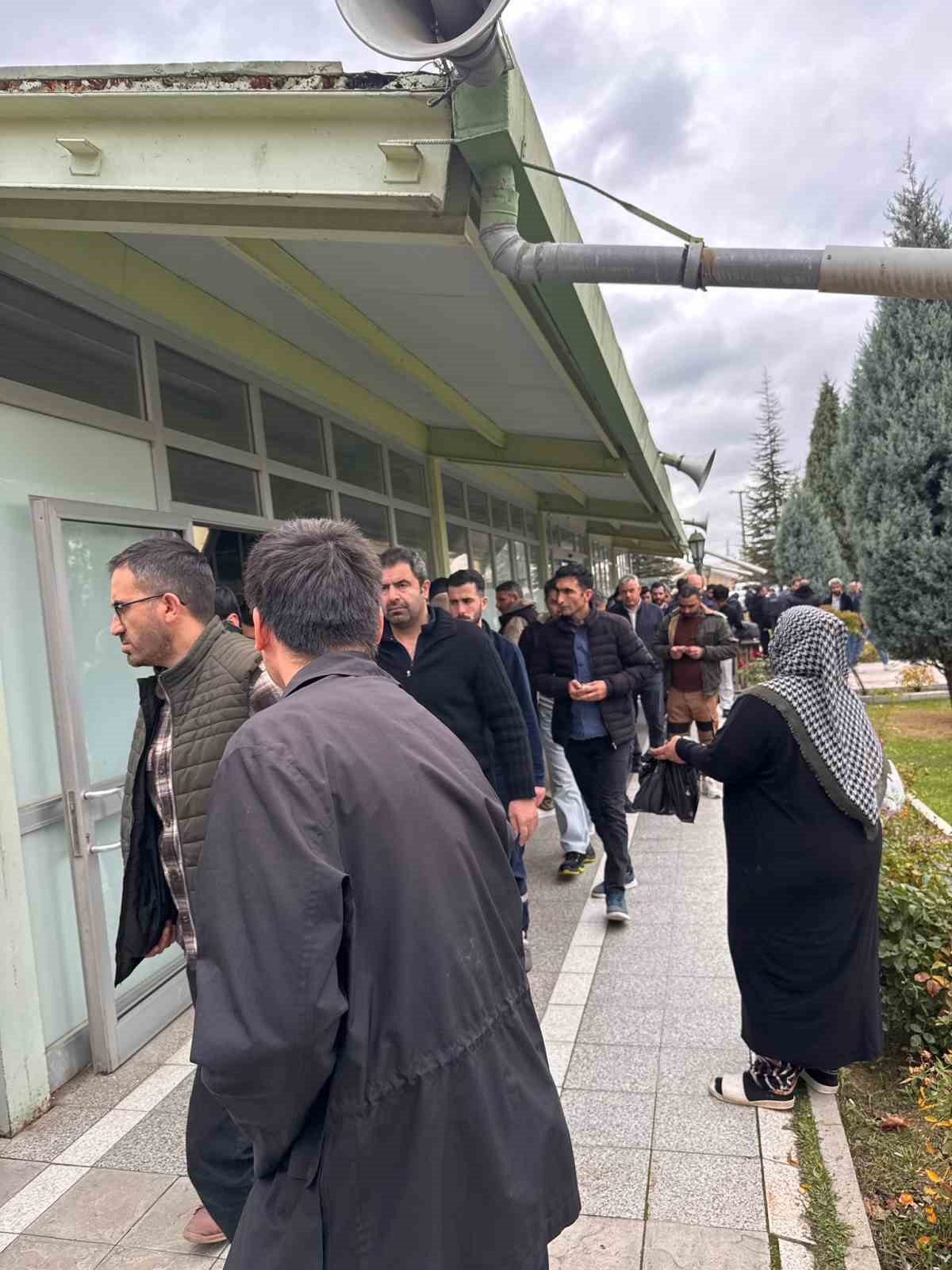 Cuma namazı çıkışında çöp poşeti ile dilendi — görsel 4