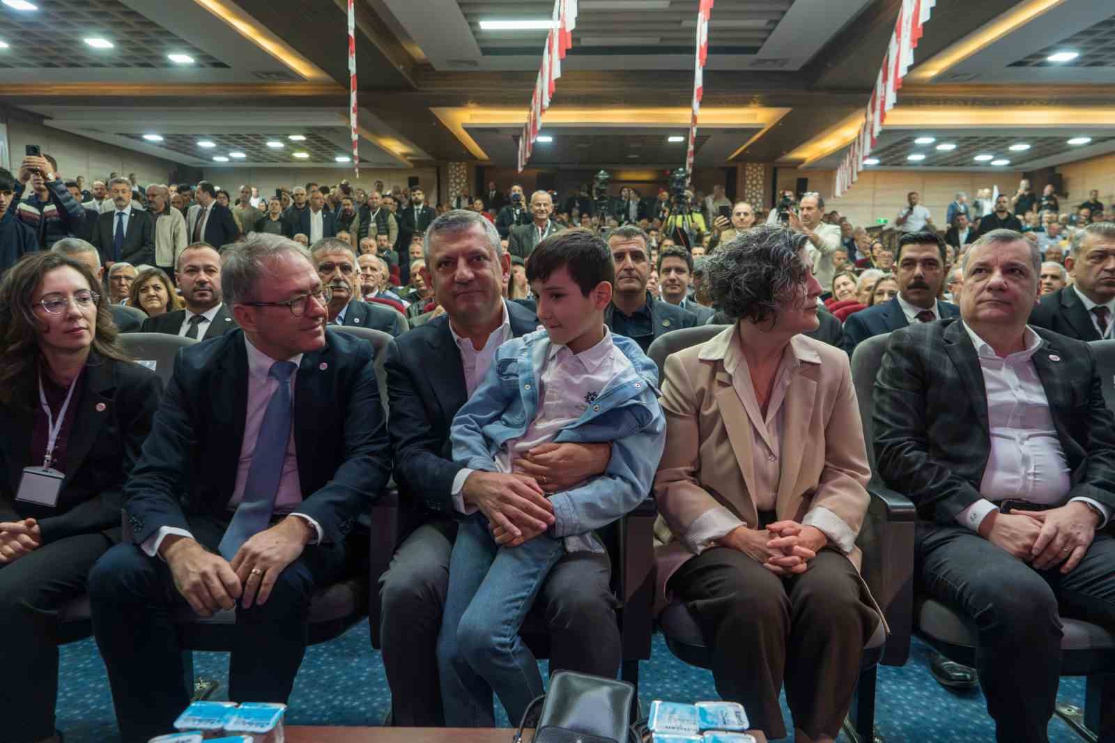 Özgür Özel’den Besim Dutlulu’nun ’parti değiştireceği’ iddialarına sert tepki — görsel 1