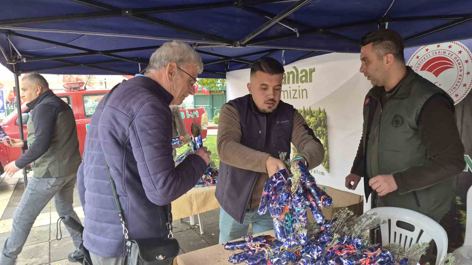 Eskişehir’de Cumhuriyet’in 103’üncü yılına özel bin 103 lavanta fidanı dağıtıldı — görsel 7