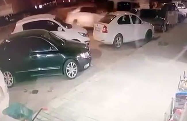 Erzurum’da direksiyonu kilitlenen aracın kaza anı kamerada — görsel 1