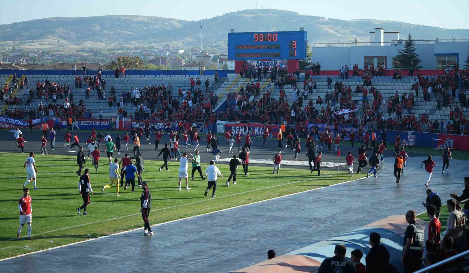Son dakika golünde saha karıştı: Çocuk taraftarlar maç devam ederken futbolculara koştu — görsel 3