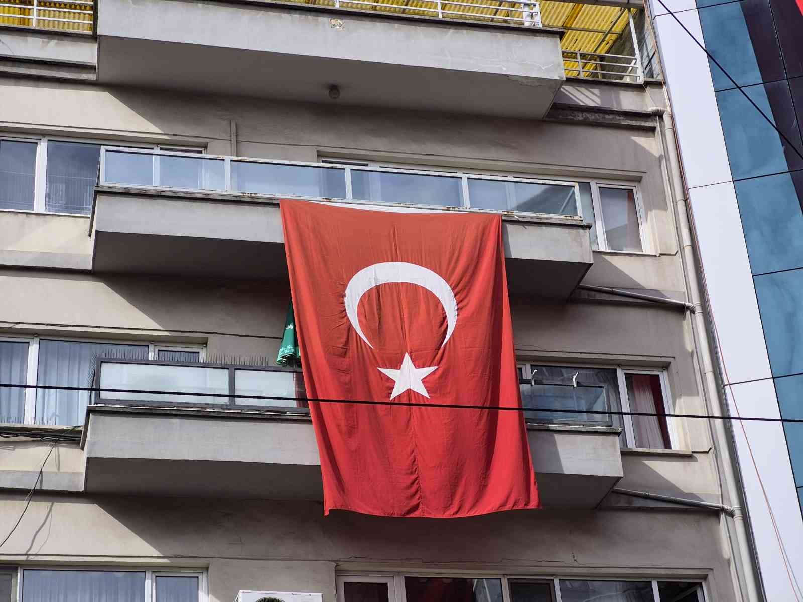 29 Ekim öncesi binalar dev Türk bayraklarıyla donatıldı — görsel 5