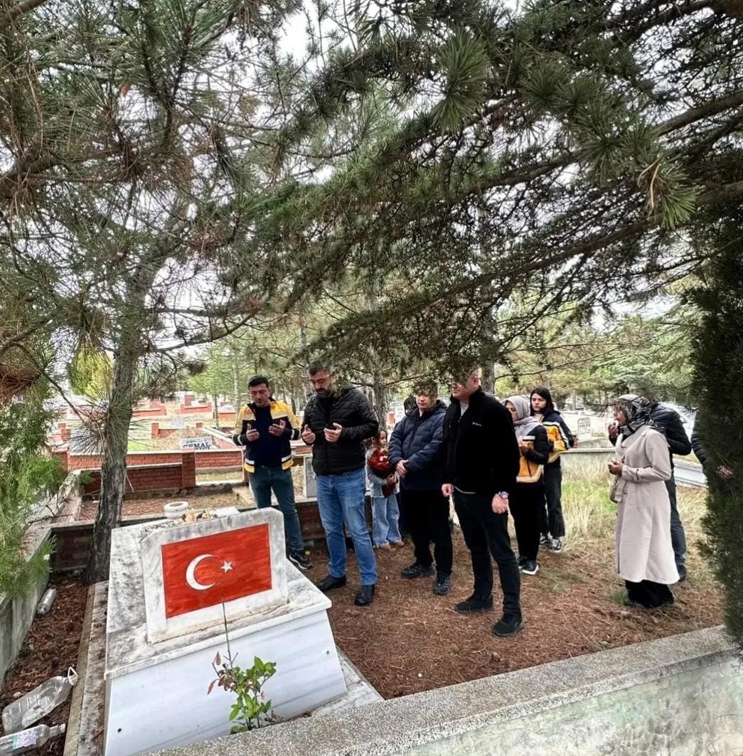 Eskişehir’de görev şehidi sağlık çalışanı kabri başında anıldı — görsel 3