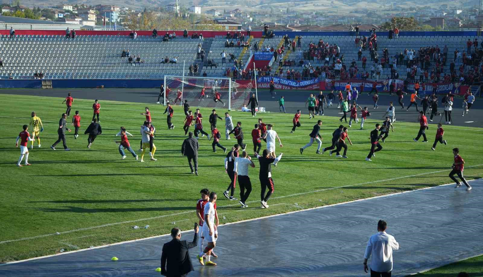 Son dakika golünde saha karıştı: Çocuk taraftarlar maç devam ederken futbolculara koştu — görsel 1