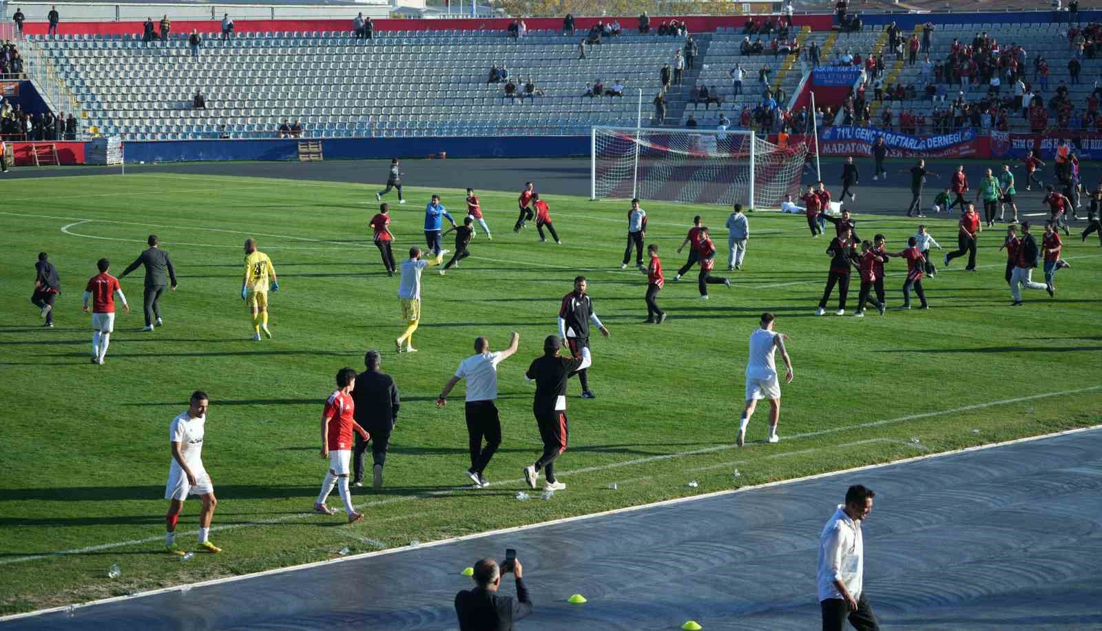 Son dakika golünde saha karıştı: Çocuk taraftarlar maç devam ederken futbolculara koştu — görsel 2