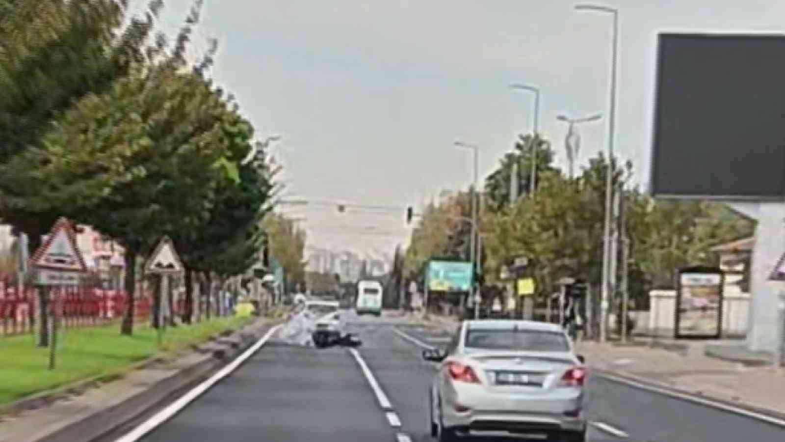 Otomobille çarpışan motosiklet sürücüsü havaya savruldu: 1 yaralı — görsel 2