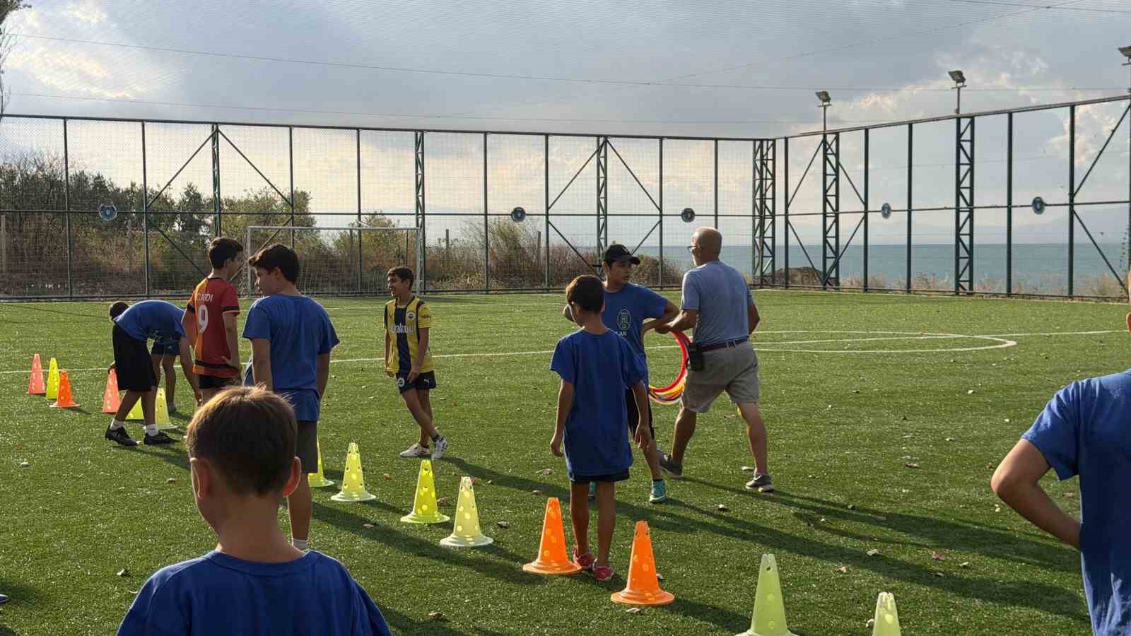 71 yaşında traktörüyle çocukları toplayıp antrenmana taşıyor.. — görsel 5