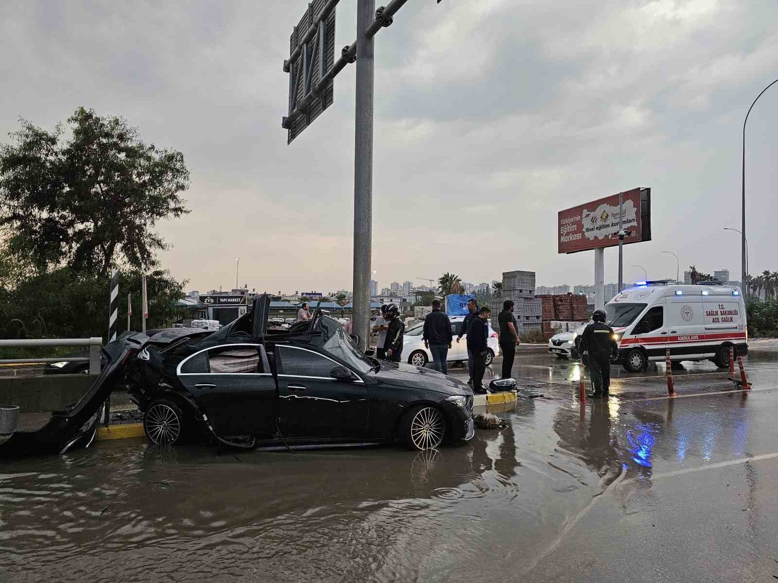 Adana’da otomobil direğe çarptı: 1 ölü — görsel 1