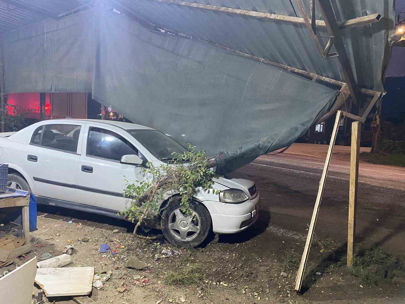 Kamyonla çarpışan otomobil kıraathaneye girdi — görsel 2