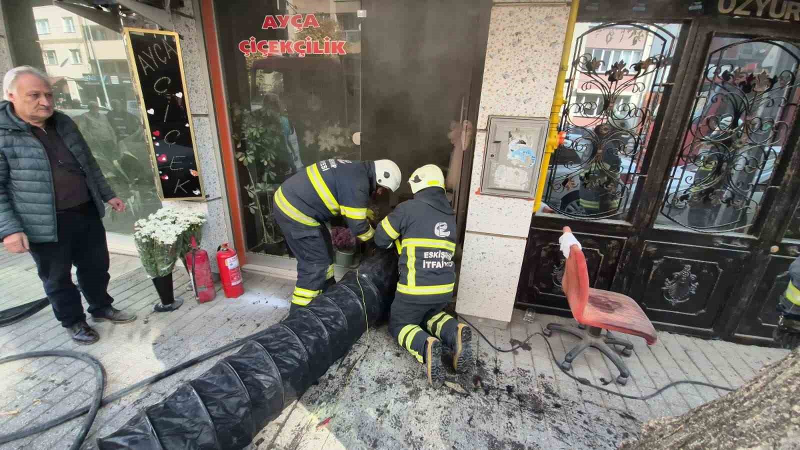 Dükkanında yangın çıkan kadın gözyaşları içinde kaldı: "Bütün mallarım gitti, dükkanım gitti" — görsel 2