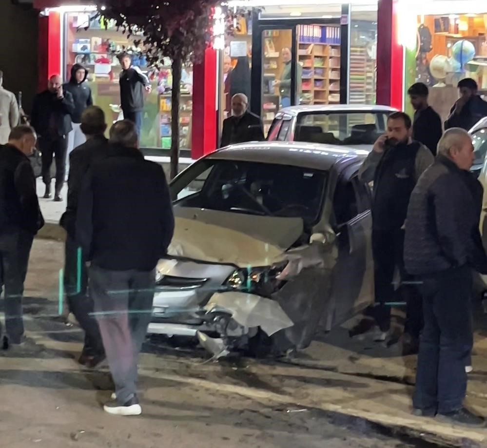 Erzurum’da direksiyonu kilitlenen aracın kaza anı kamerada — görsel 2