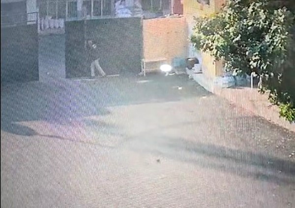 Halde üzerine demir kapı düşen bekçi yaralandı — görsel 1