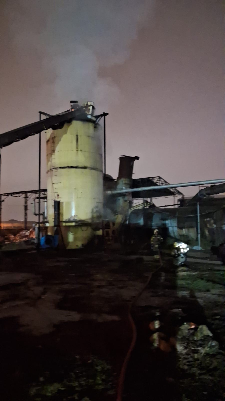 Bursa’da talaş silosu alevlere teslim oldu — görsel 2