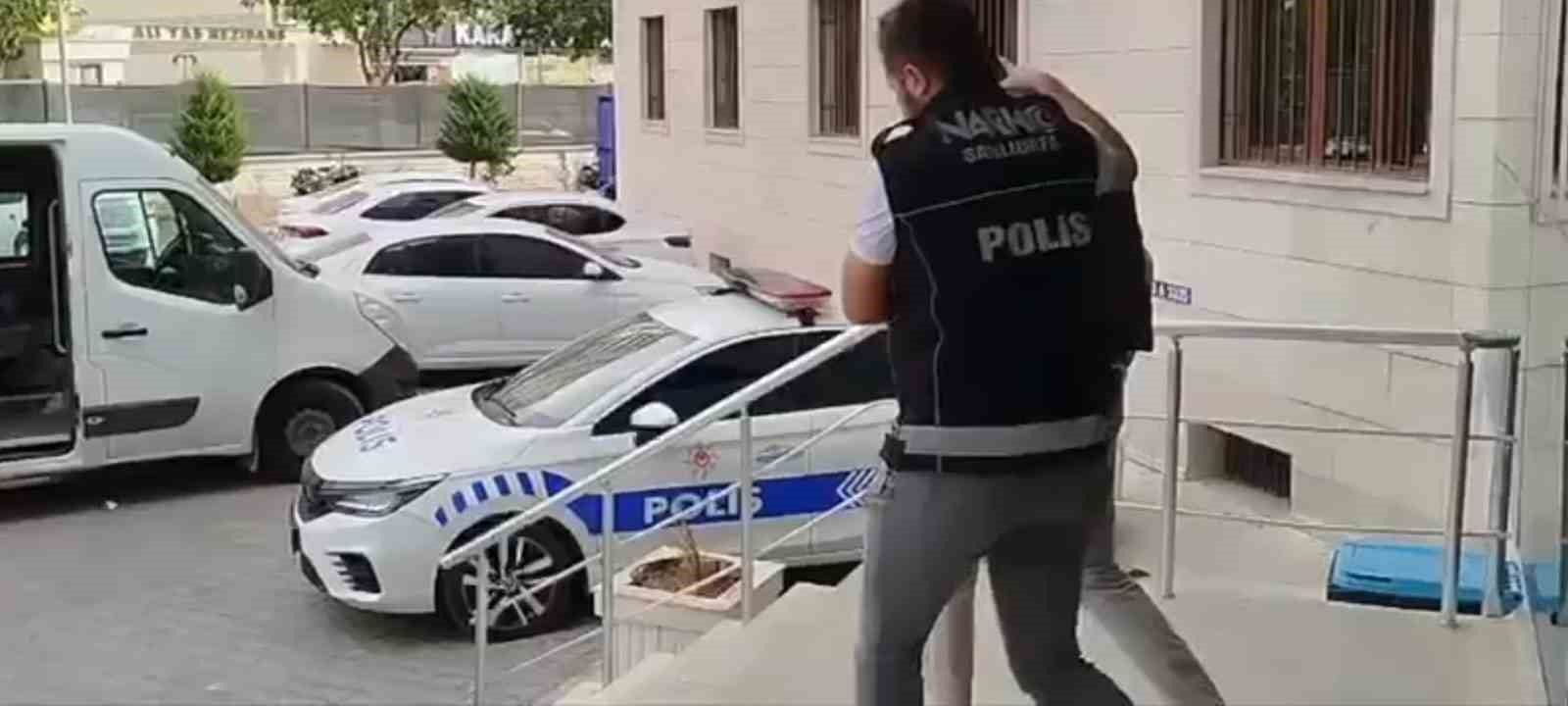 Şanlıurfa’da yolcu otobüsünde 16 kilo 400 gram skunk ele geçirildi — görsel 3