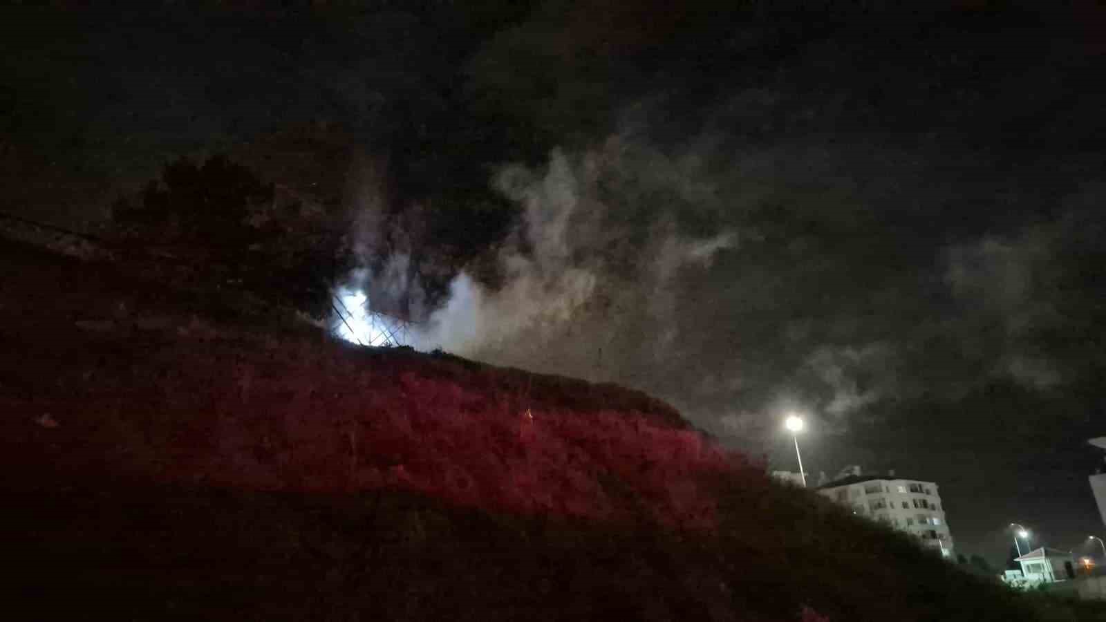 Gençler traktör lastiğini yakarak yangın çıkardı — görsel 4