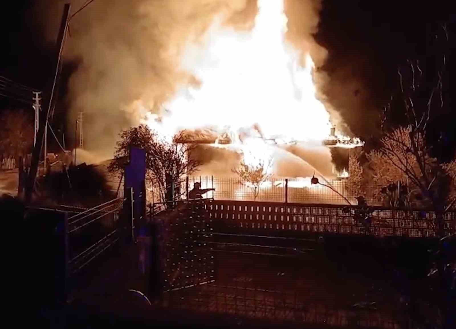 Kastamonu’da alevlere teslim olan iki katlı ev küle döndü — görsel 3