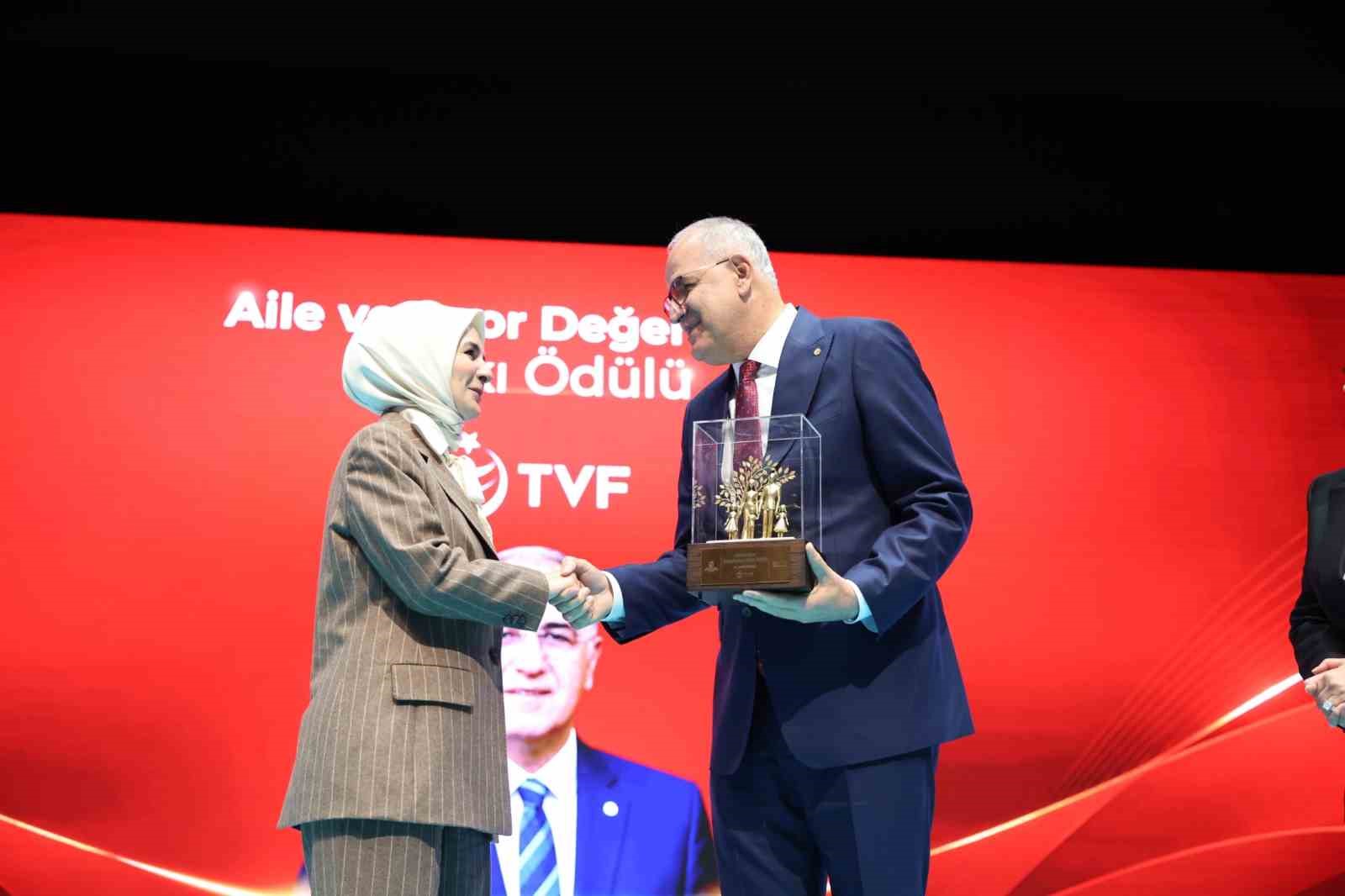 Mehmet Akif Üstündağ, Aile ve Spor Değerlerine Katkı Ödülü’ne layık görüldü — görsel 4