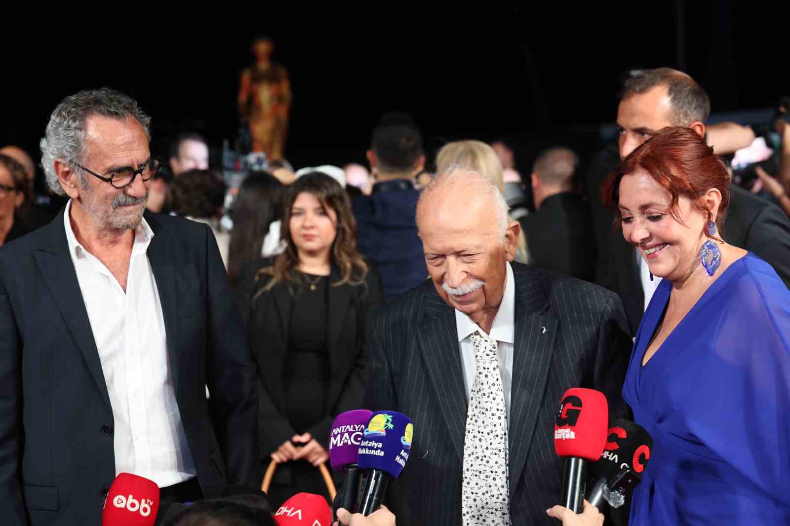 Altın Portakal kırmızı halıda ünlülerin şıklık yarışı — görsel 14
