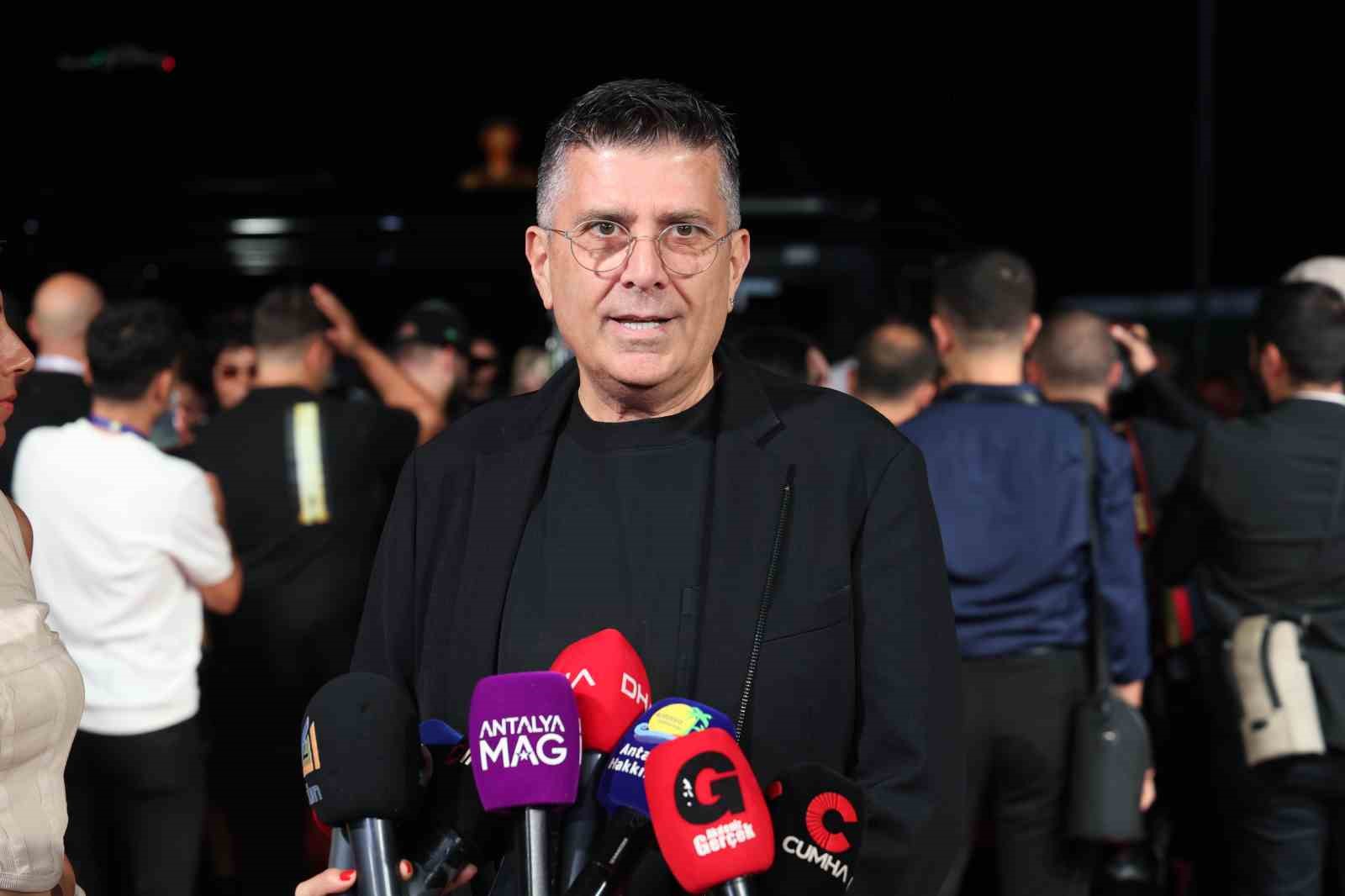 Altın Portakal kırmızı halıda ünlülerin şıklık yarışı — görsel 11