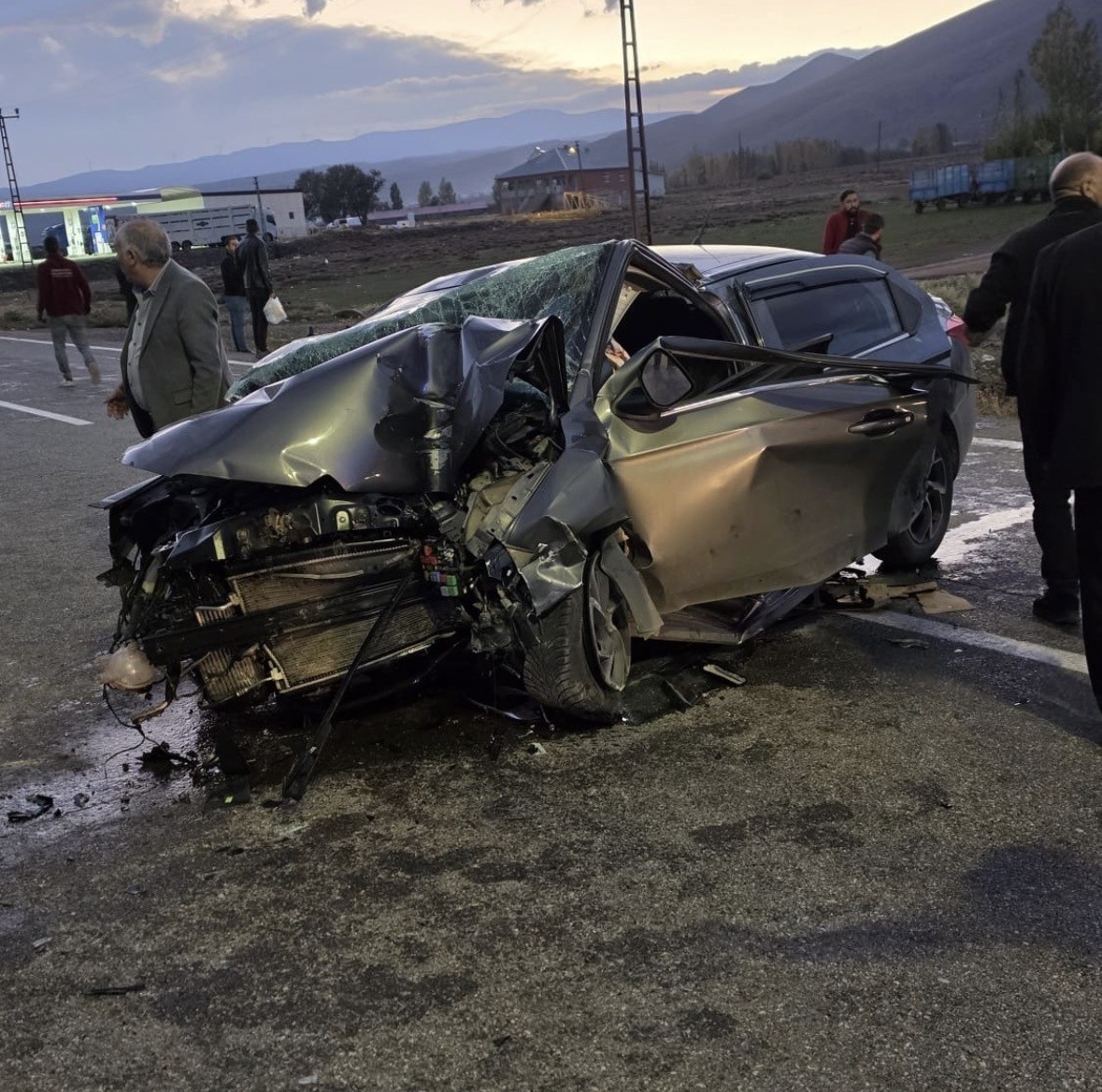 Karlıova’da otomobil direğe çarptı: 3 yaralı — görsel 1
