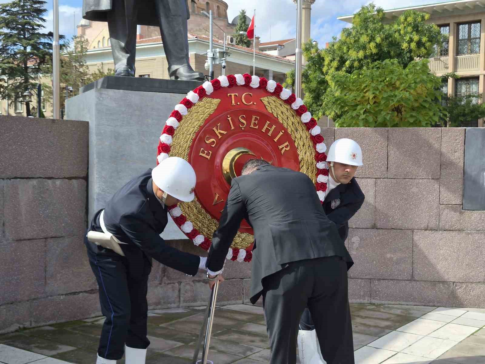 Eskişehir’de 29 Ekim Cumhuriyet Bayramı çelenk sunma töreniyle başladı — görsel 5