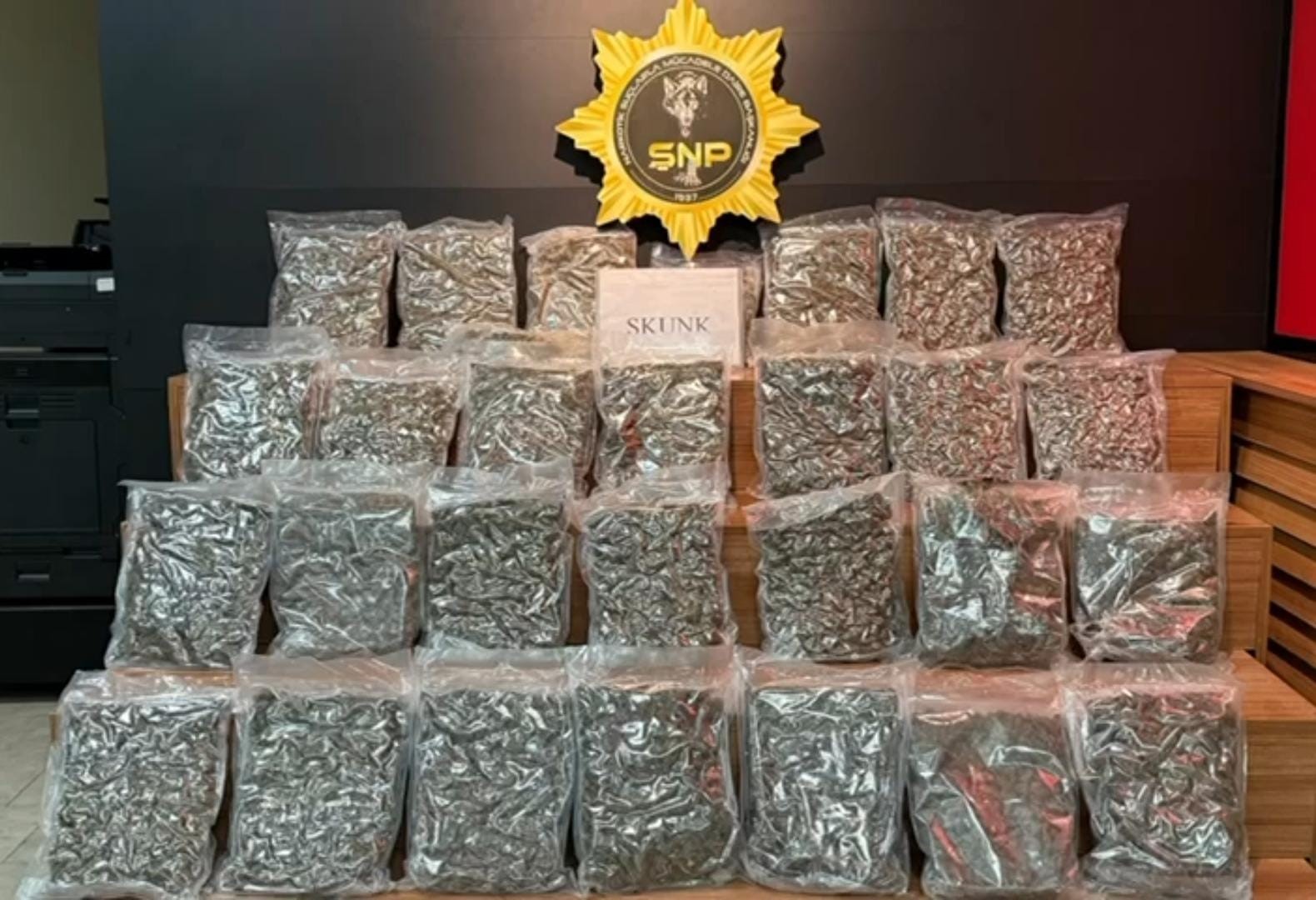Şanlıurfa’da yolcu otobüsünde 16 kilo 400 gram skunk ele geçirildi — görsel 1