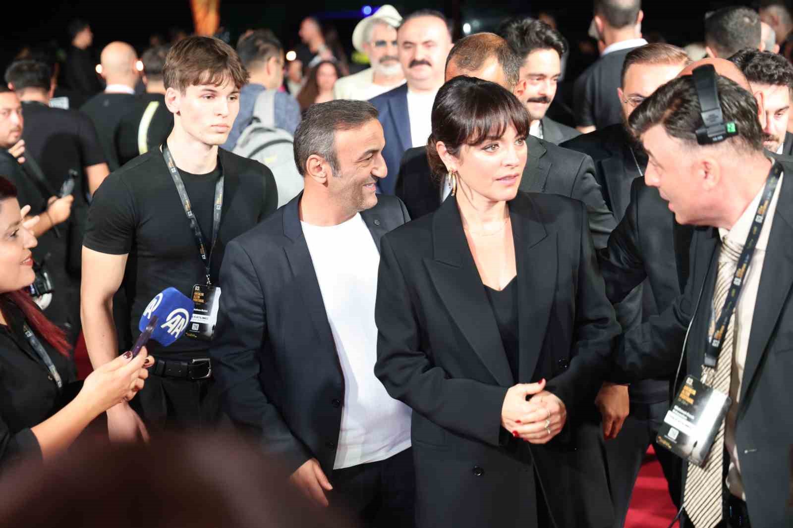Altın Portakal kırmızı halıda ünlülerin şıklık yarışı — görsel 17