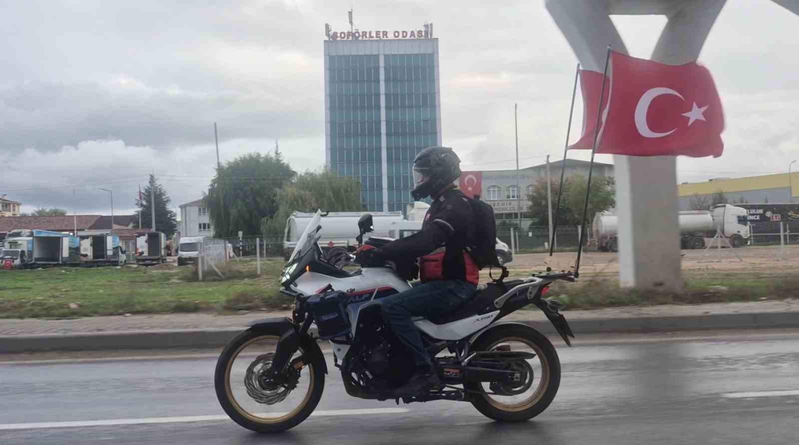 Motosikletinin arkasına astığı Türk bayraklarıyla çevre yolunda ilerledi — görsel 3
