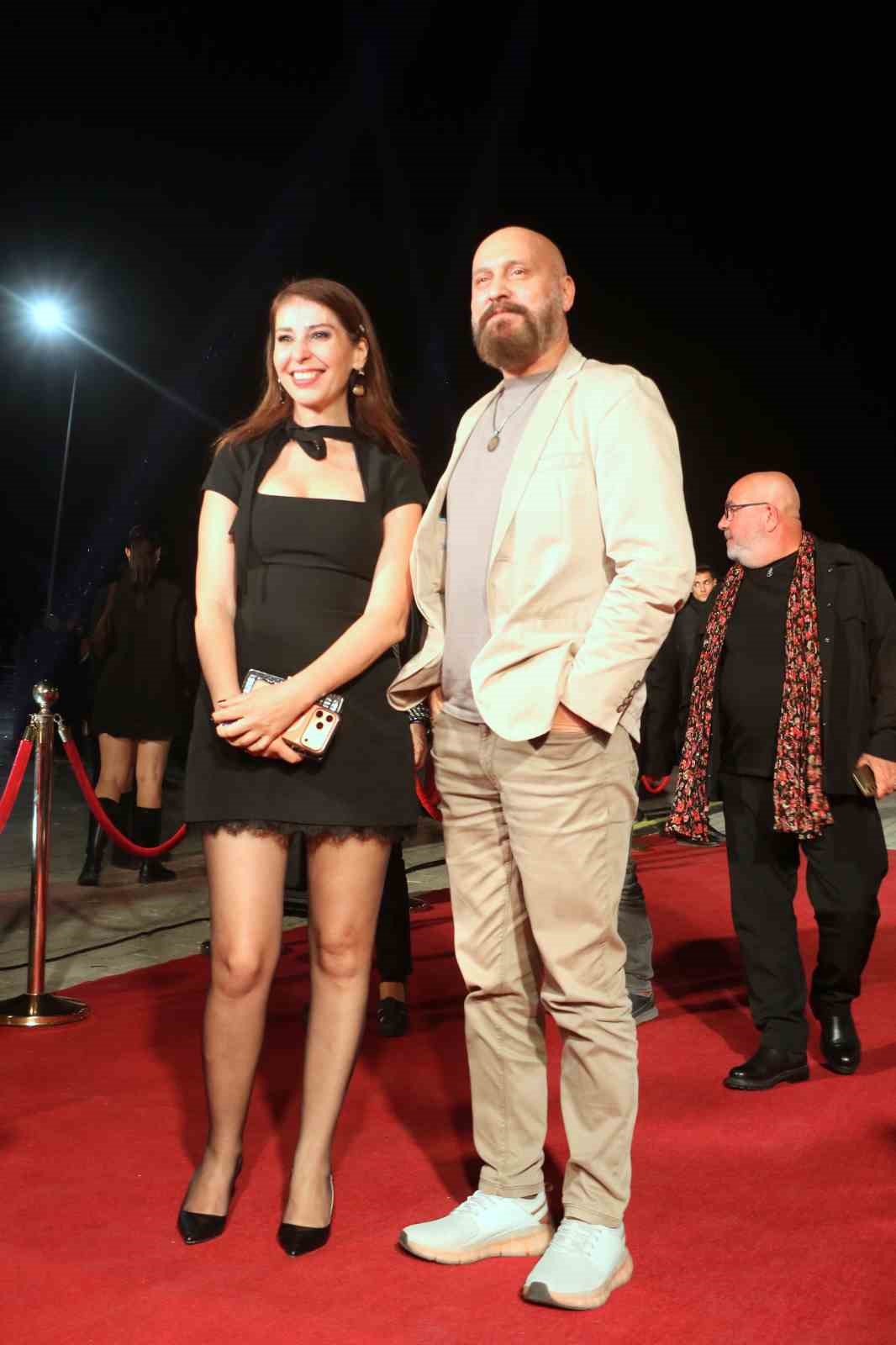 Altın Portakal kırmızı halıda ünlülerin şıklık yarışı — görsel 19