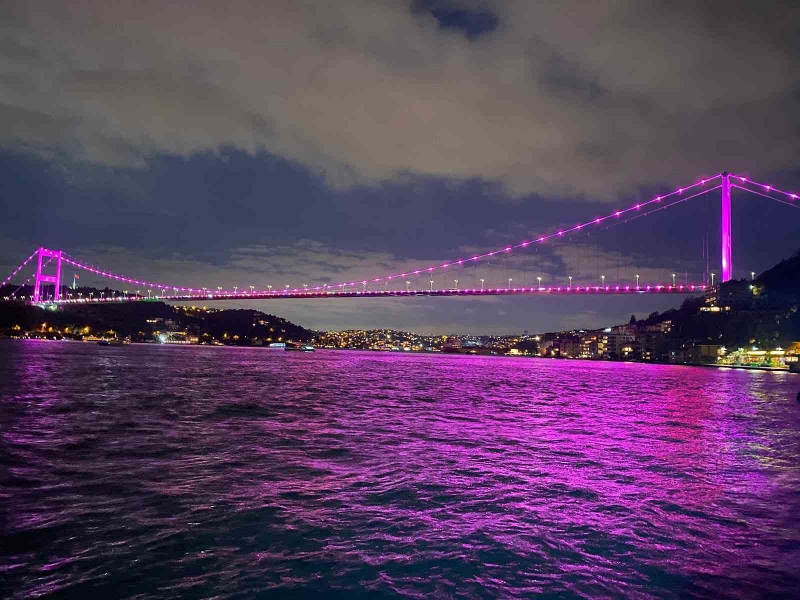 15 Temmuz Şehitler Köprüsü pembe renge büründü — görsel 1