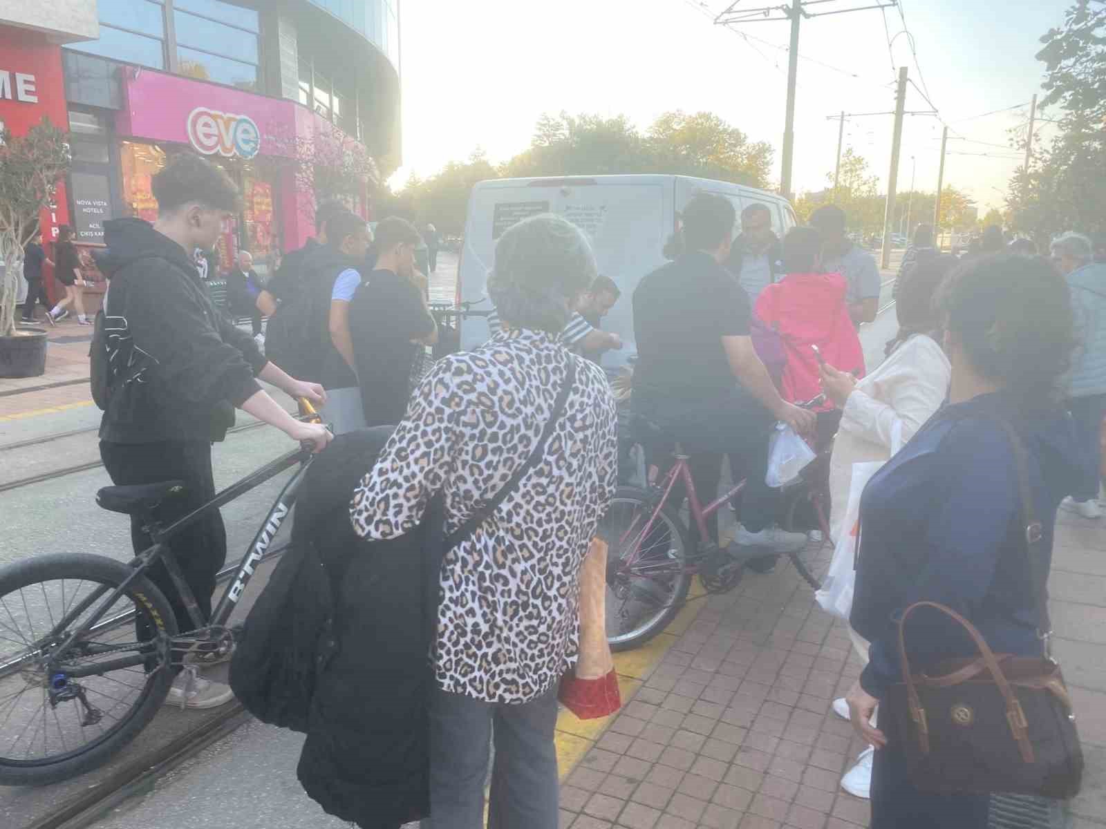Eskişehir’de scooter ile araç çarpıştı: Çevredeki vatandaşlar yardıma koştu — görsel 2