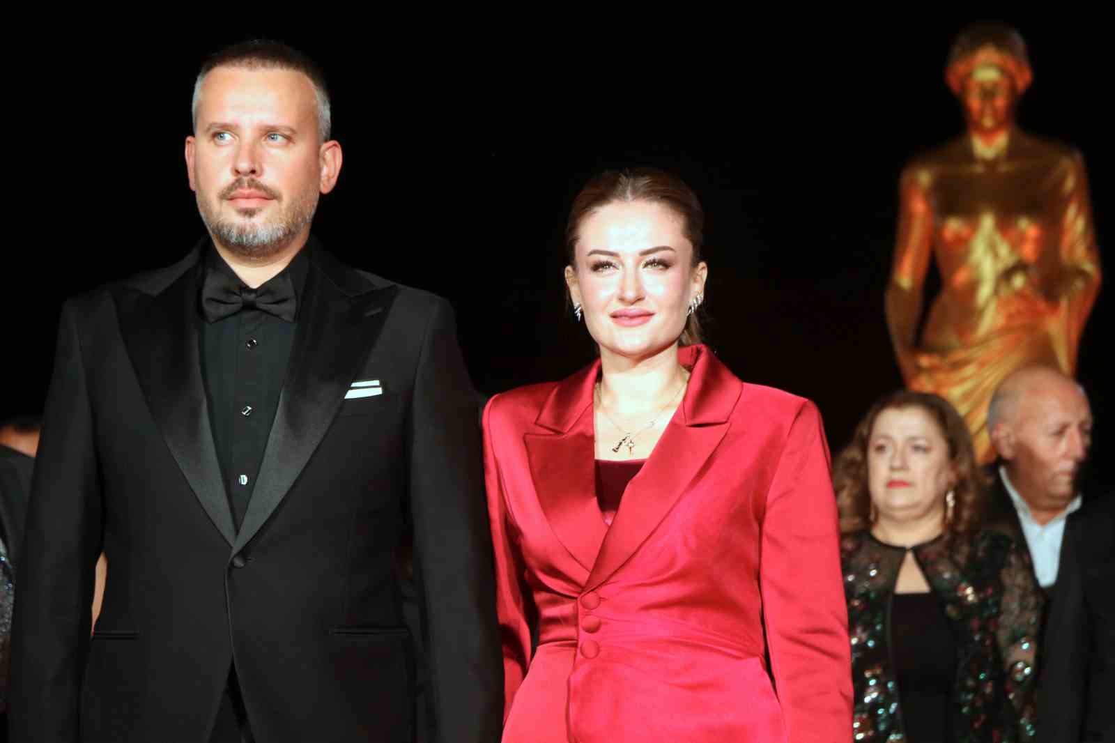 Altın Portakal kırmızı halıda ünlülerin şıklık yarışı — görsel 3