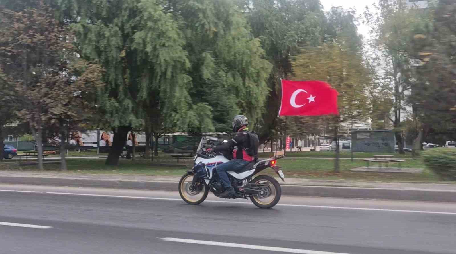 Motosikletinin arkasına astığı Türk bayraklarıyla çevre yolunda ilerledi — görsel 2