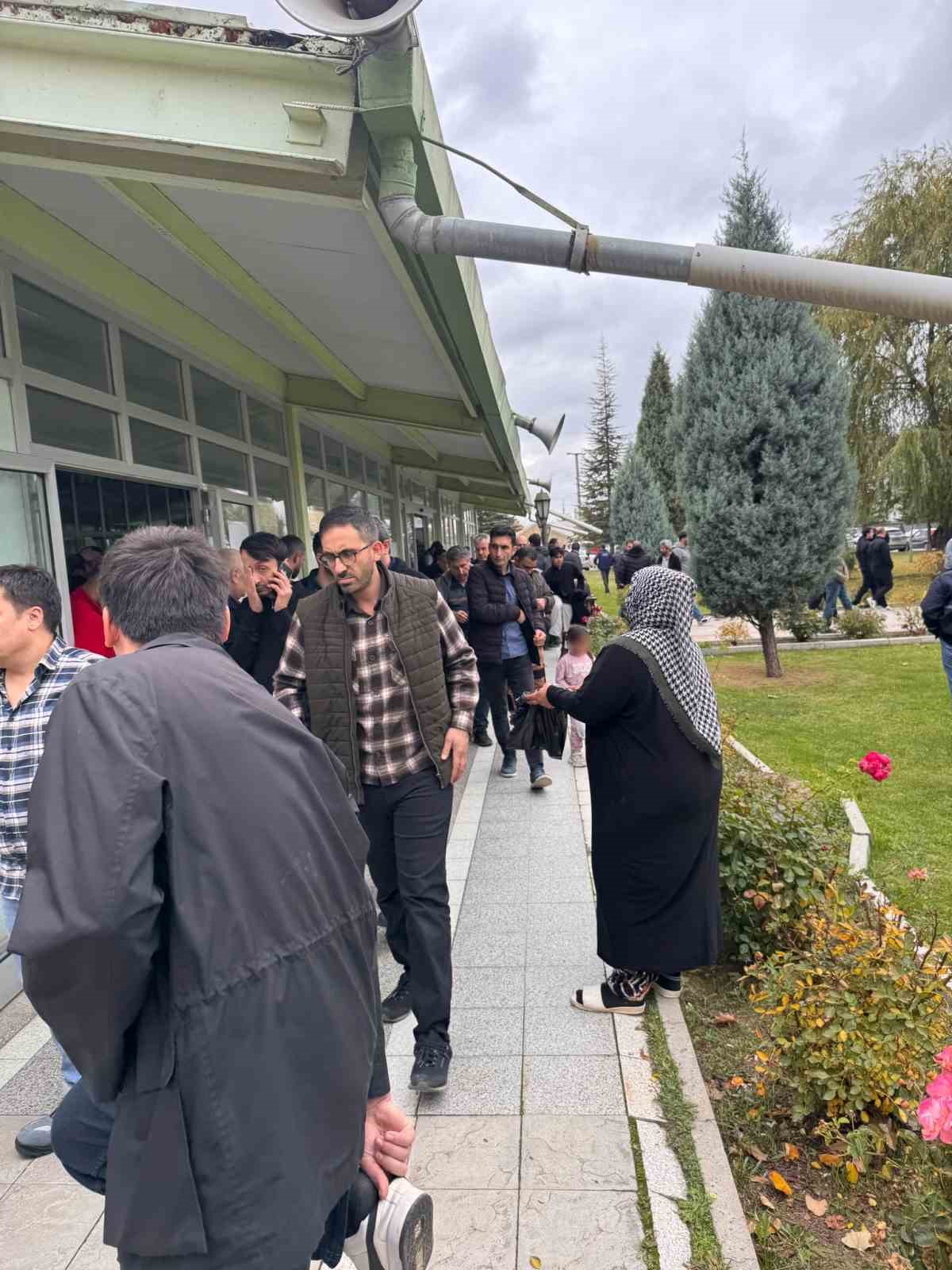Cuma namazı çıkışında çöp poşeti ile dilendi — görsel 3
