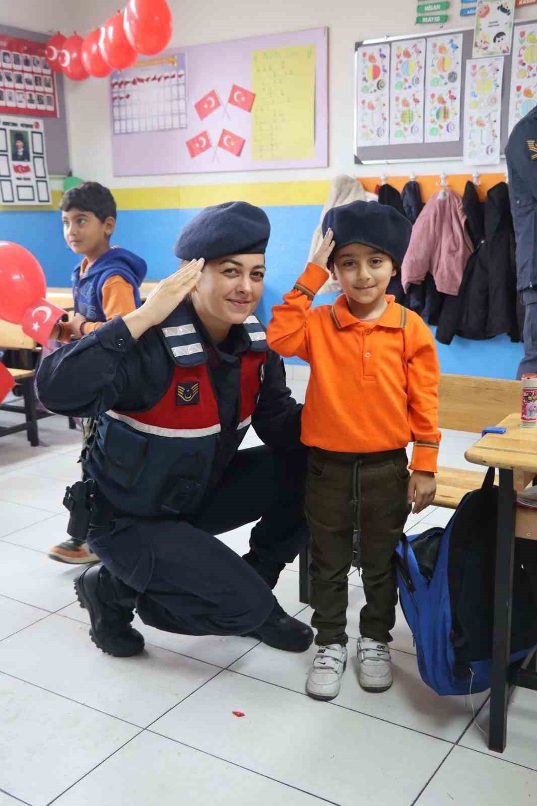Jandarmadan ilkokula 29 Ekim sürprizi: Miniklerle sınıflar süslendi — görsel 5