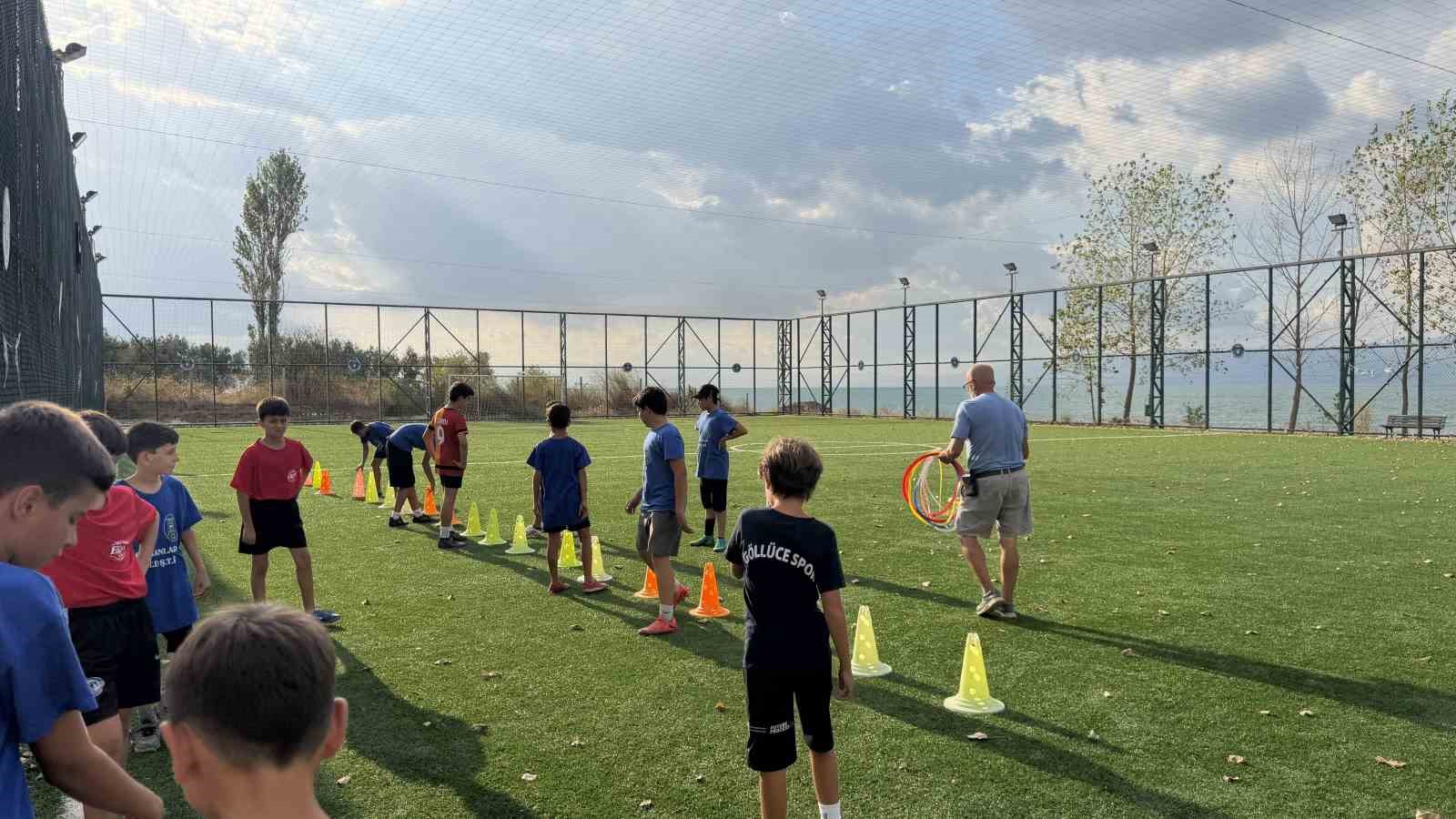 71 yaşında traktörüyle çocukları toplayıp antrenmana taşıyor.. — görsel 4
