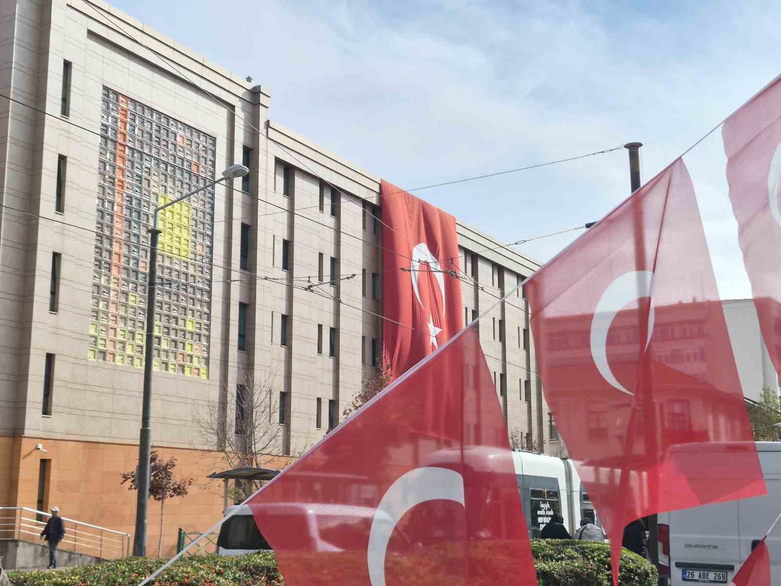 29 Ekim öncesi binalar dev Türk bayraklarıyla donatıldı — görsel 7