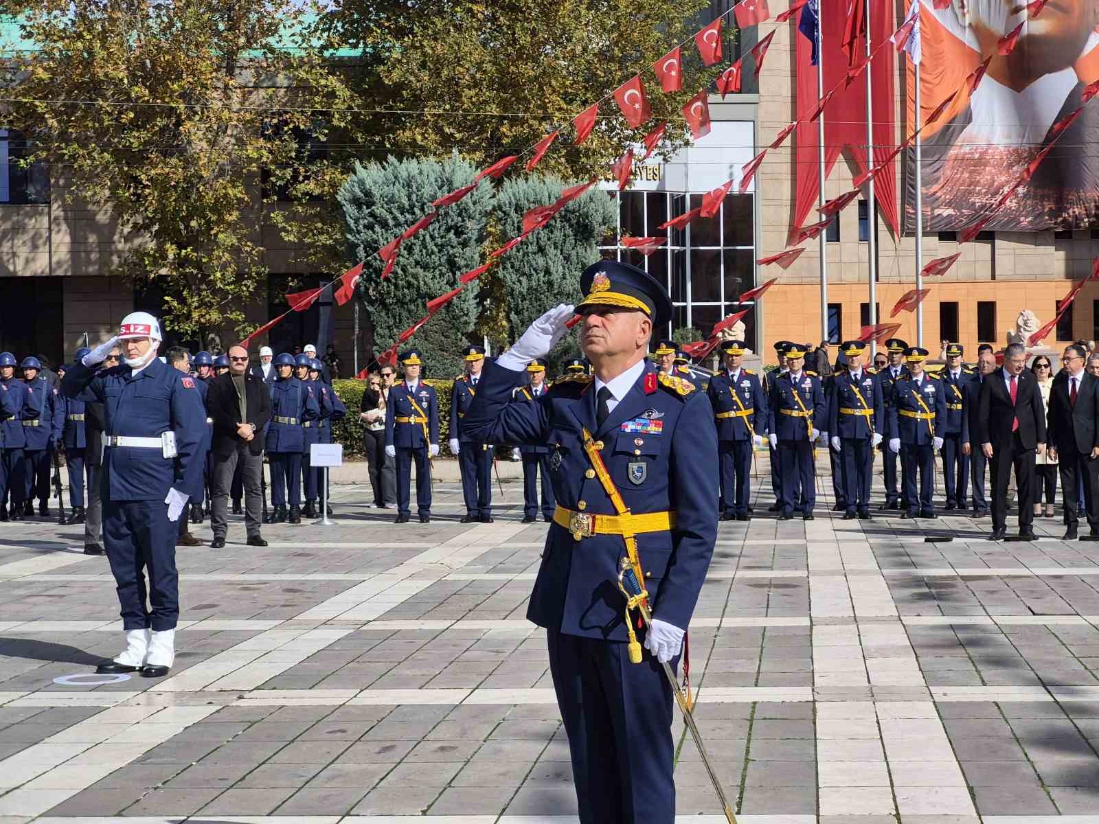 Eskişehir’de 29 Ekim Cumhuriyet Bayramı çelenk sunma töreniyle başladı — görsel 6