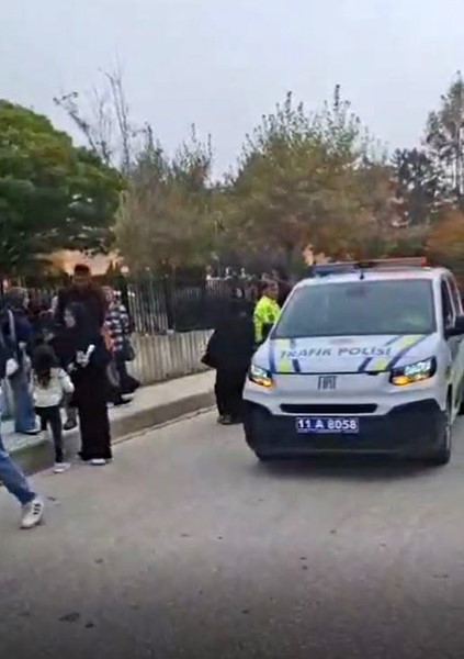 Bozüyük’te sınava geç kalan adayların yardımına polis yetişti — görsel 2