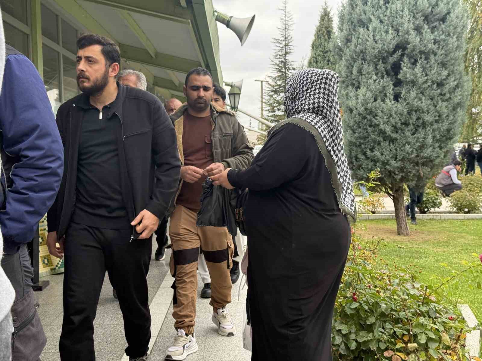Cuma namazı çıkışında çöp poşeti ile dilendi — görsel 2