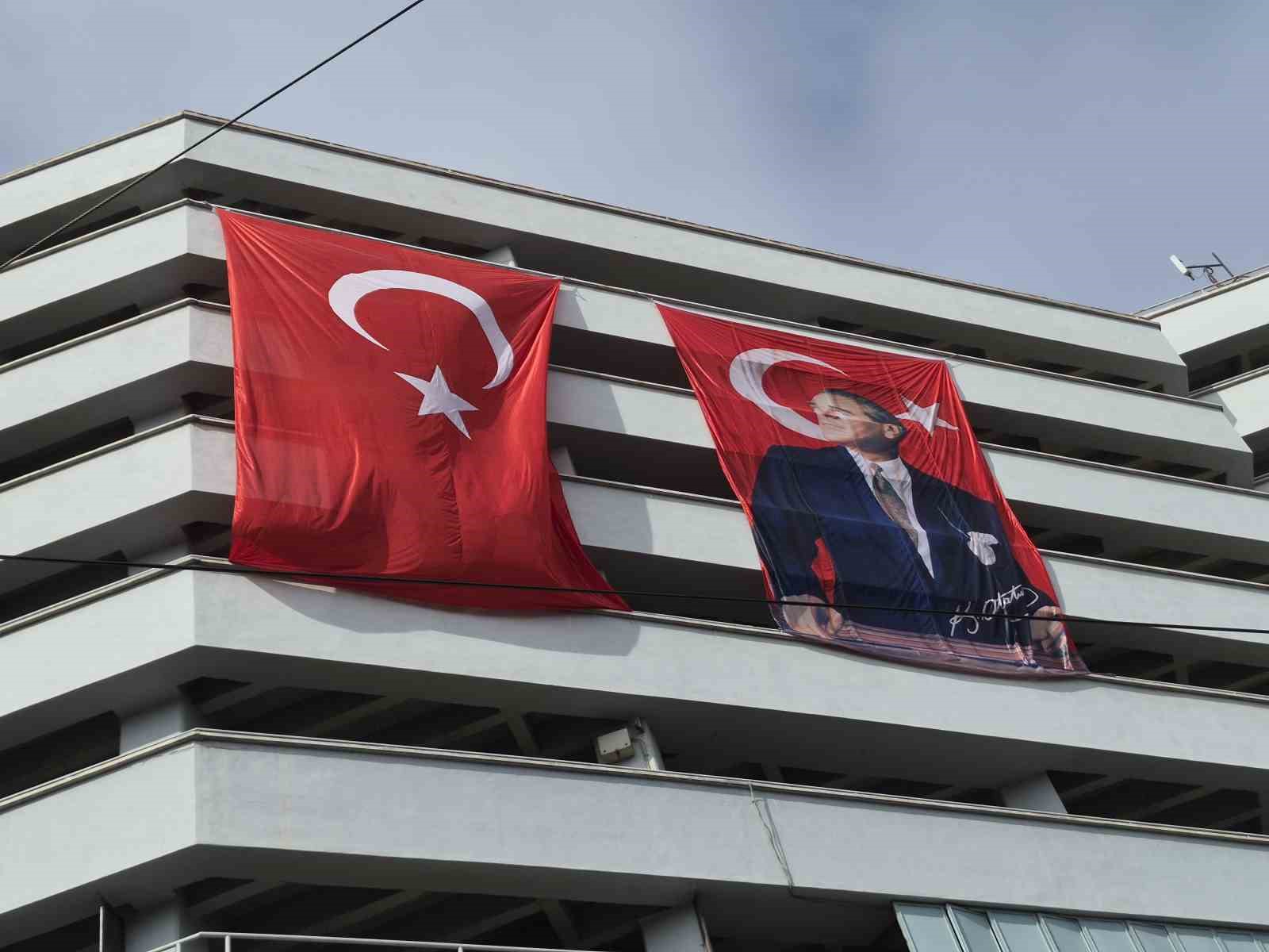 29 Ekim öncesi binalar dev Türk bayraklarıyla donatıldı — görsel 3
