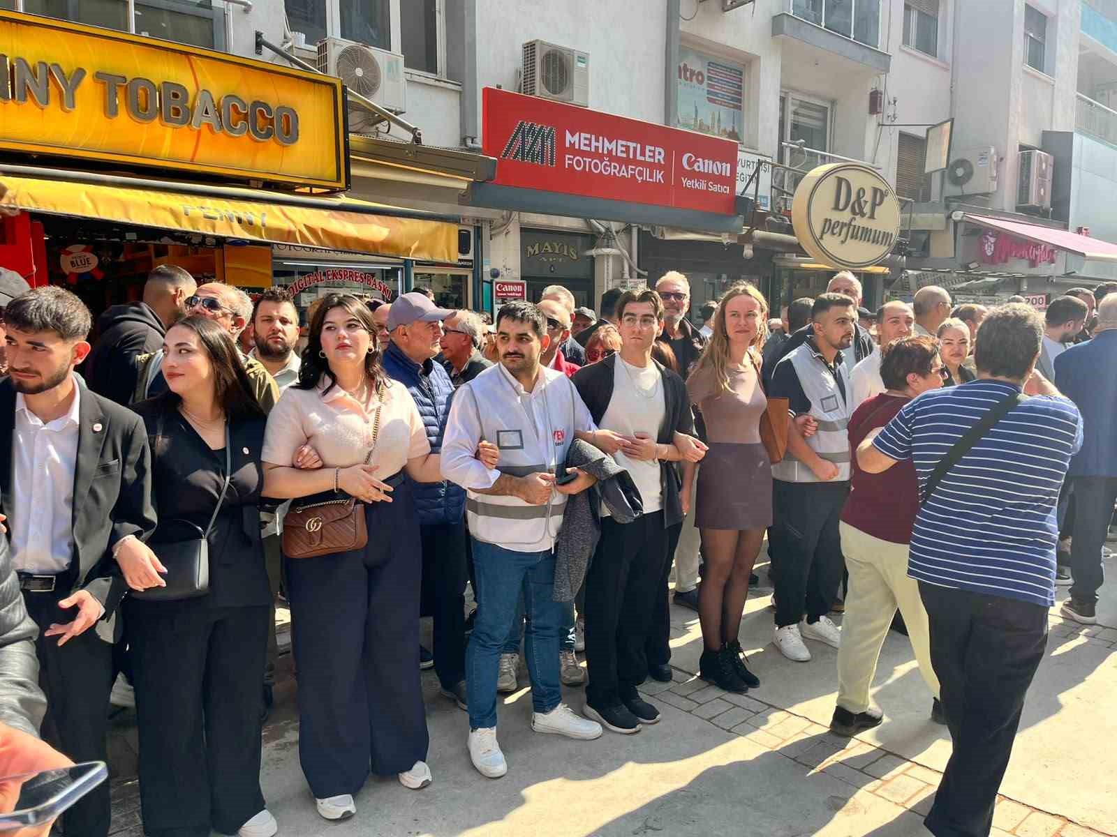 Gazetecilerin eyleminde gazetecilere Yeni Partililerden engel — görsel 2
