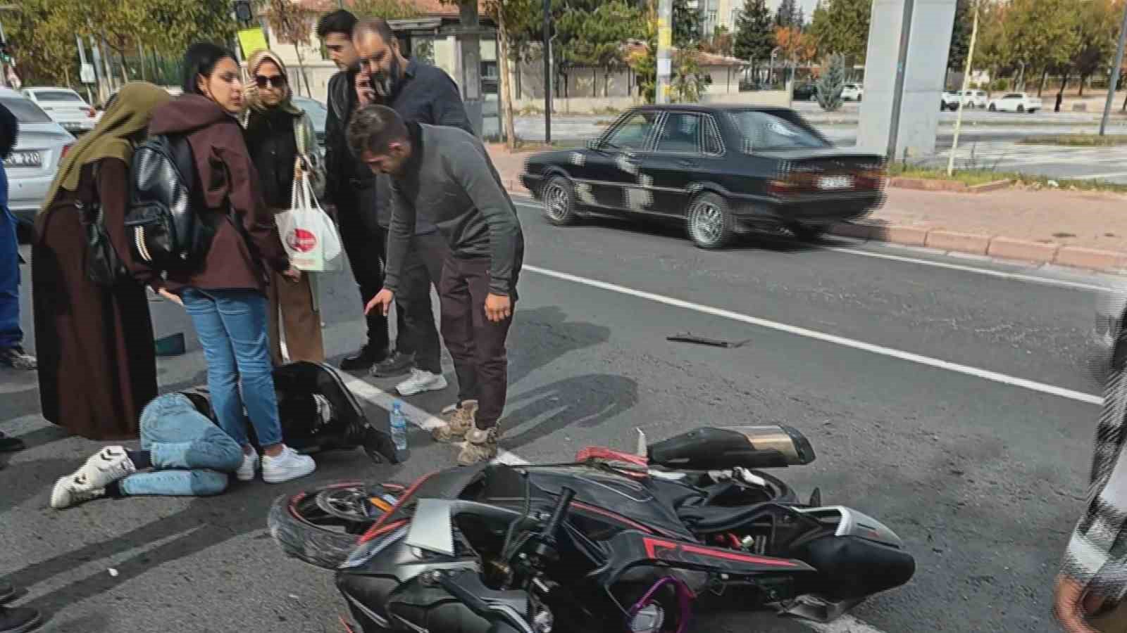 Otomobille çarpışan motosiklet sürücüsü havaya savruldu: 1 yaralı — görsel 4