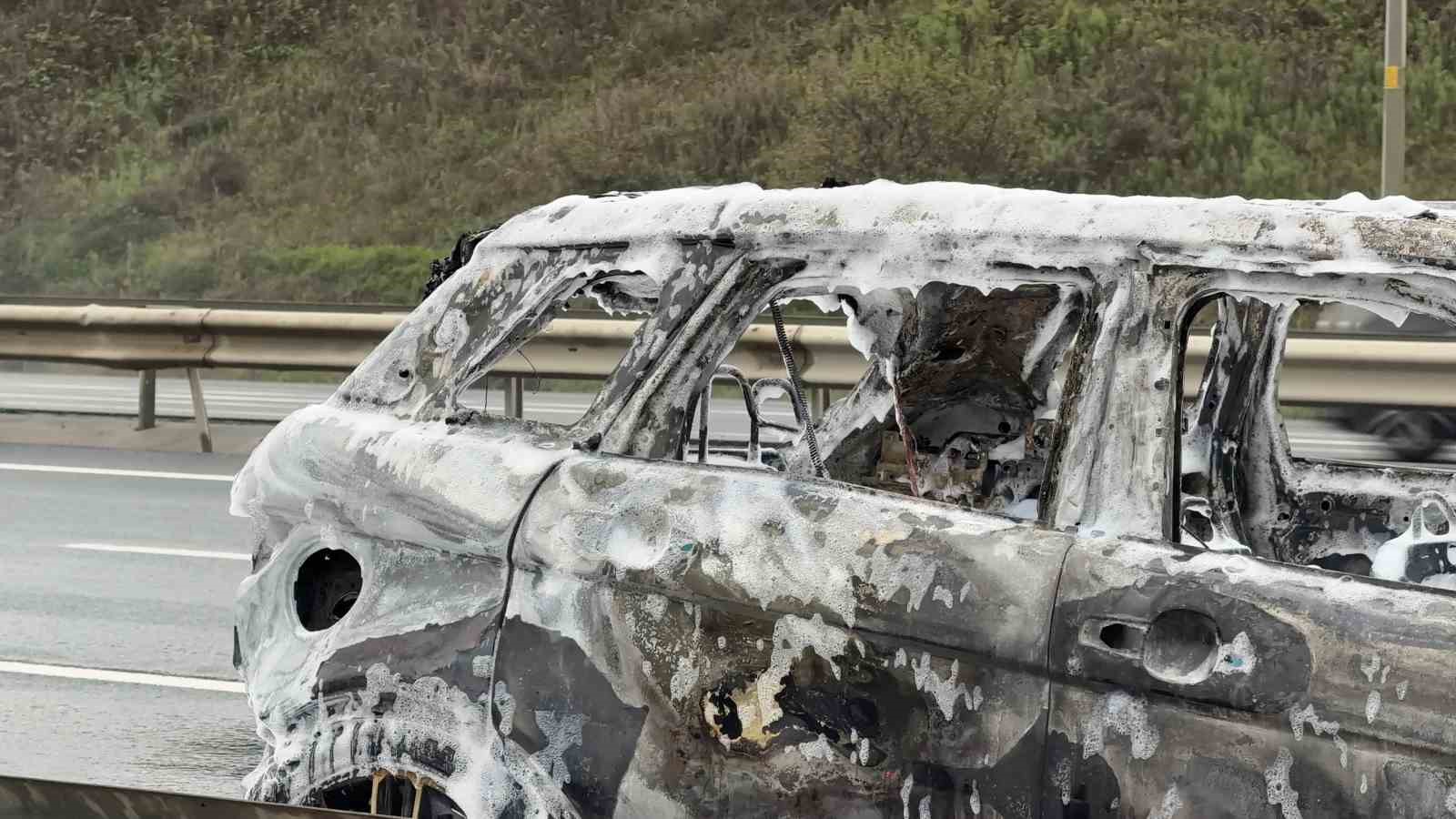 Havalimanı yolunda lüks otomobil alev topuna döndü — görsel 4